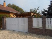 Posuvná plastová brána