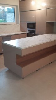 realizácia kuchyne v béžovej farbe