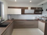 realizácia podľa návrhu kuchyne v hnedých odtieňoch