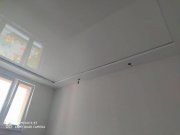 Lesklý napínaný strop