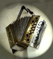 časť vývesneho štítu výrobcu heligoniek