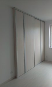 predelová stena medzi obývačkou a spálňou