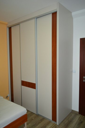 Vstavaná skriňa