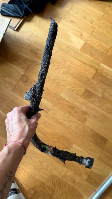 identifikácia príčiny vlhnutia steny, vysekanie rúrky, výmena