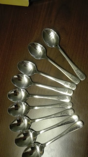 lyžičky s gravírovaným menom  - perfektné pre slávnostné stolovanie