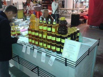 vynikajúci včelí med - Veľkonočný farmársky trh